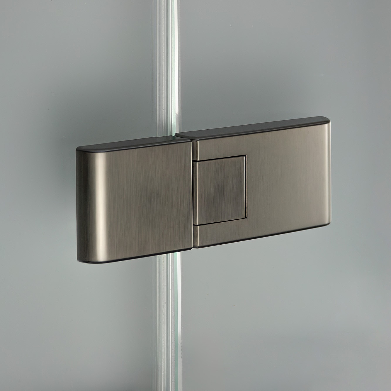 Kermi Beschlag MENA in Brushed Black Chrome über EXTRA