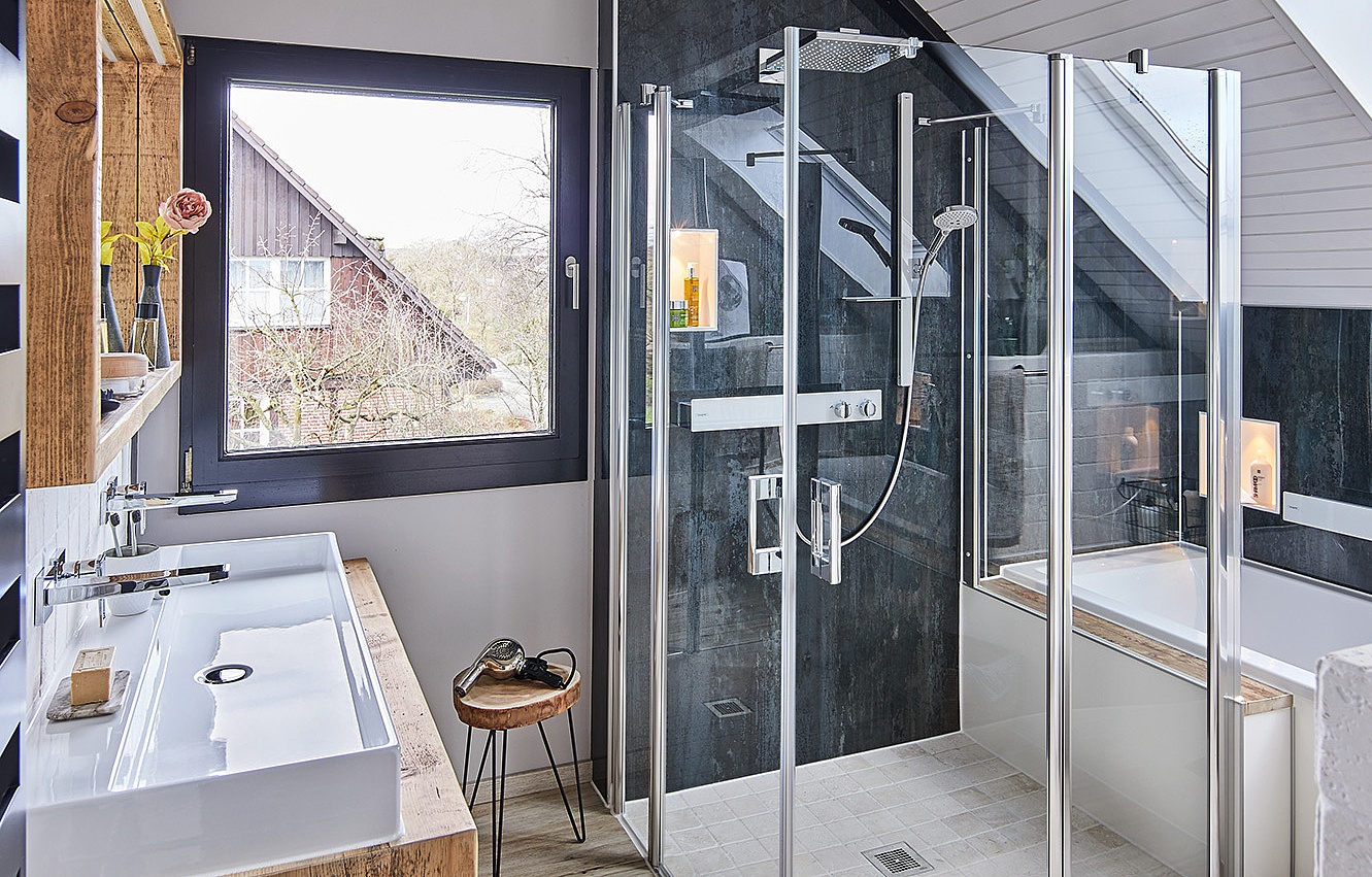 Paroi de douche à profilé Kermi avec accès d’angle PEGA à 2 éléments (portes pivotantes avec éléments fixes) et paroi latérale raccourcie sur baignoire