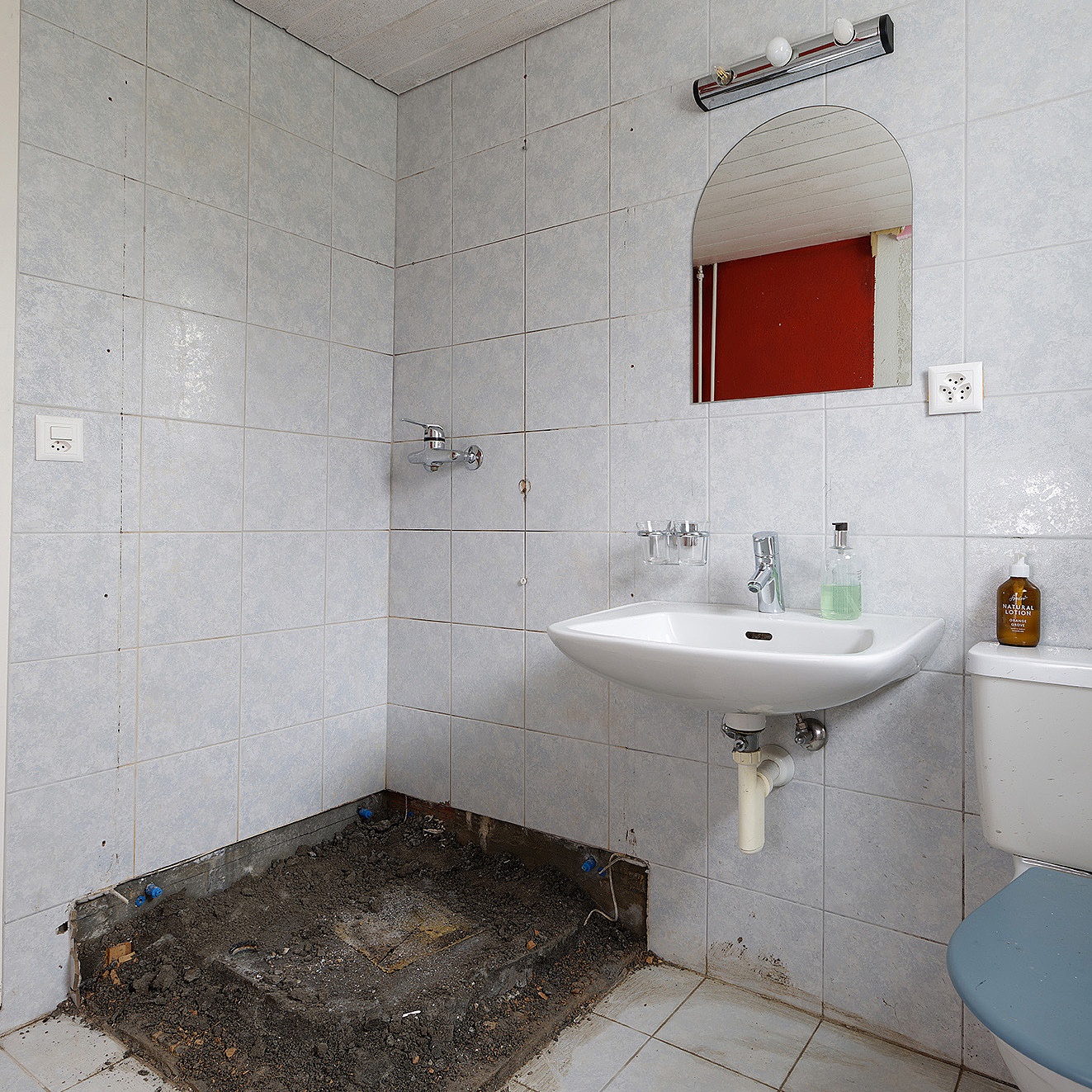 Kermi Duschdesign Referenzobjekt Badumbau im Rheinthal Demontage der Duschtasse