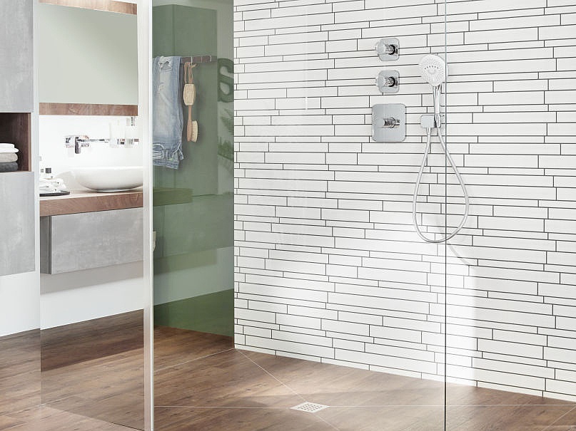 Kermi WALK-IN XB Begehbare Dusche mit Ganzkörperspiegel und Duschboard POINT mit Ablauf mittig