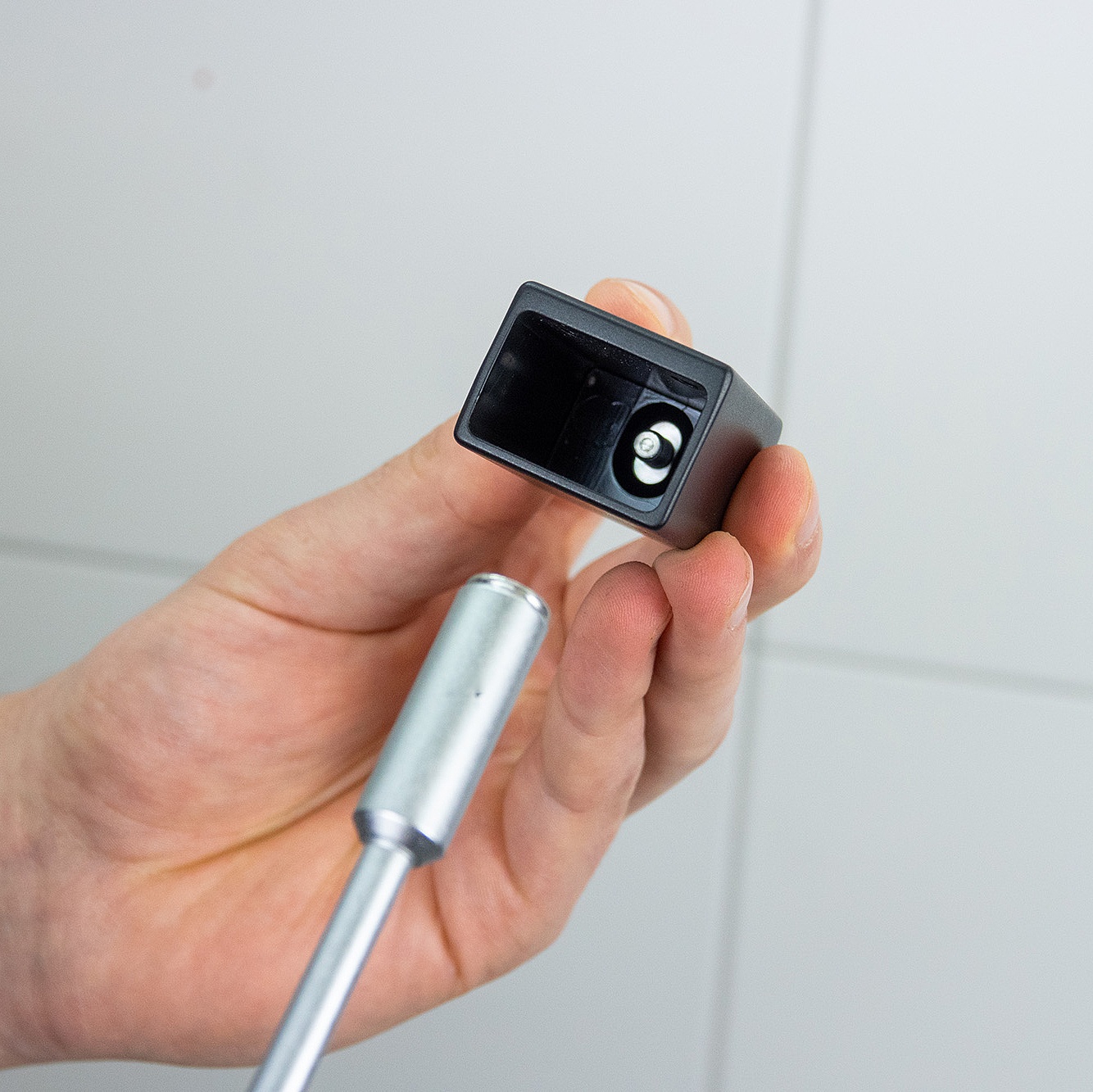 Kermi Befestigungsmöglichkeit KermiGLUE Montage - Verschraubung Klebeadapter mit Wandhalter WALK-IN XB