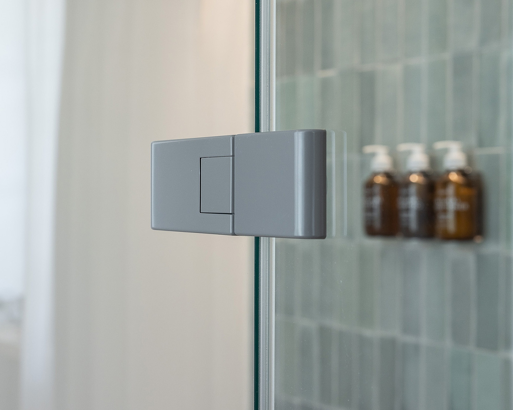 Kermi Duschdesign Referenz Hotel Cigogne in St. Ursanne - Beschlag MENA Grau