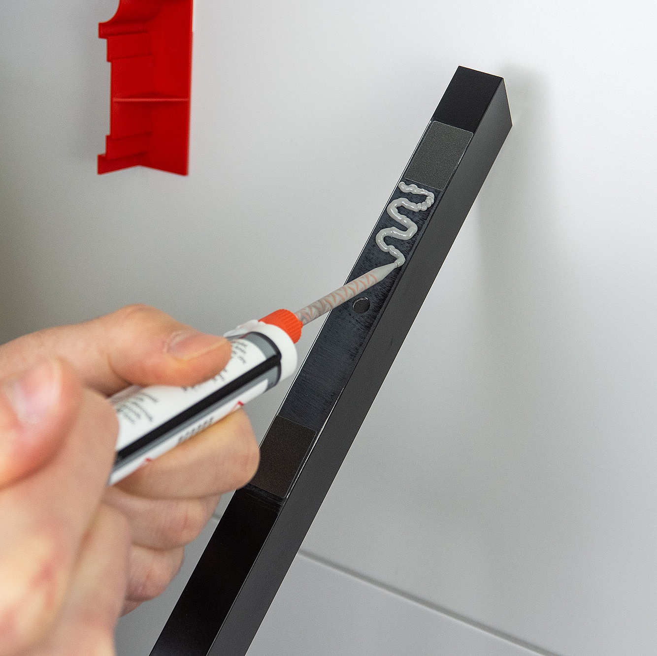 Kermi Befestigungsmöglichkeit KermiGLUE Montage - Klebstoff auftragen WALK-IN XB