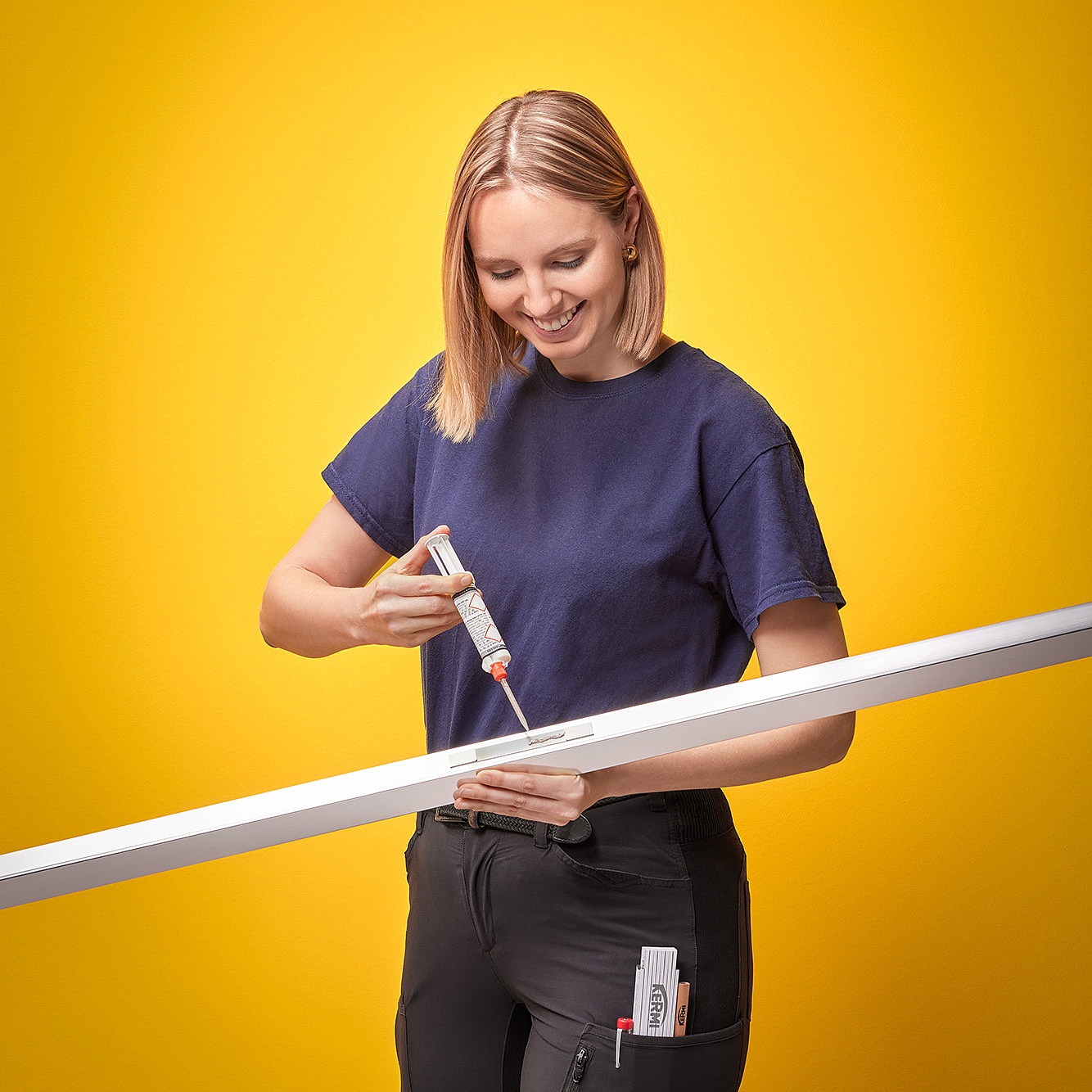 Kermi Duschdesign Befestigungsmöglichkeit GLUE forte - Aufragen des Klebers auf die Montageplatte