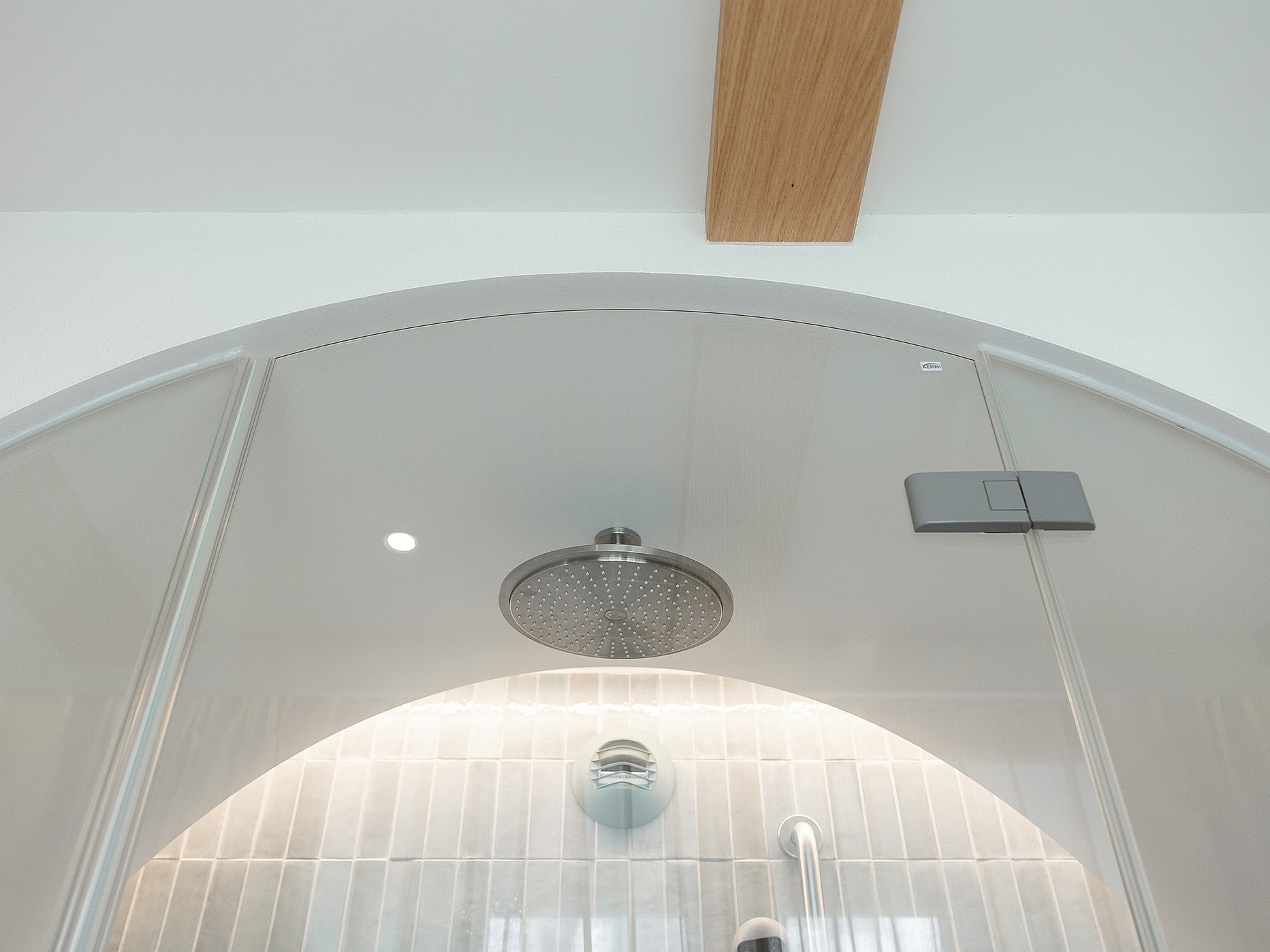 Kermi shower design reference Hotel Cigogne in St. Ursanne - Round arch as custom-made product via EXTRA