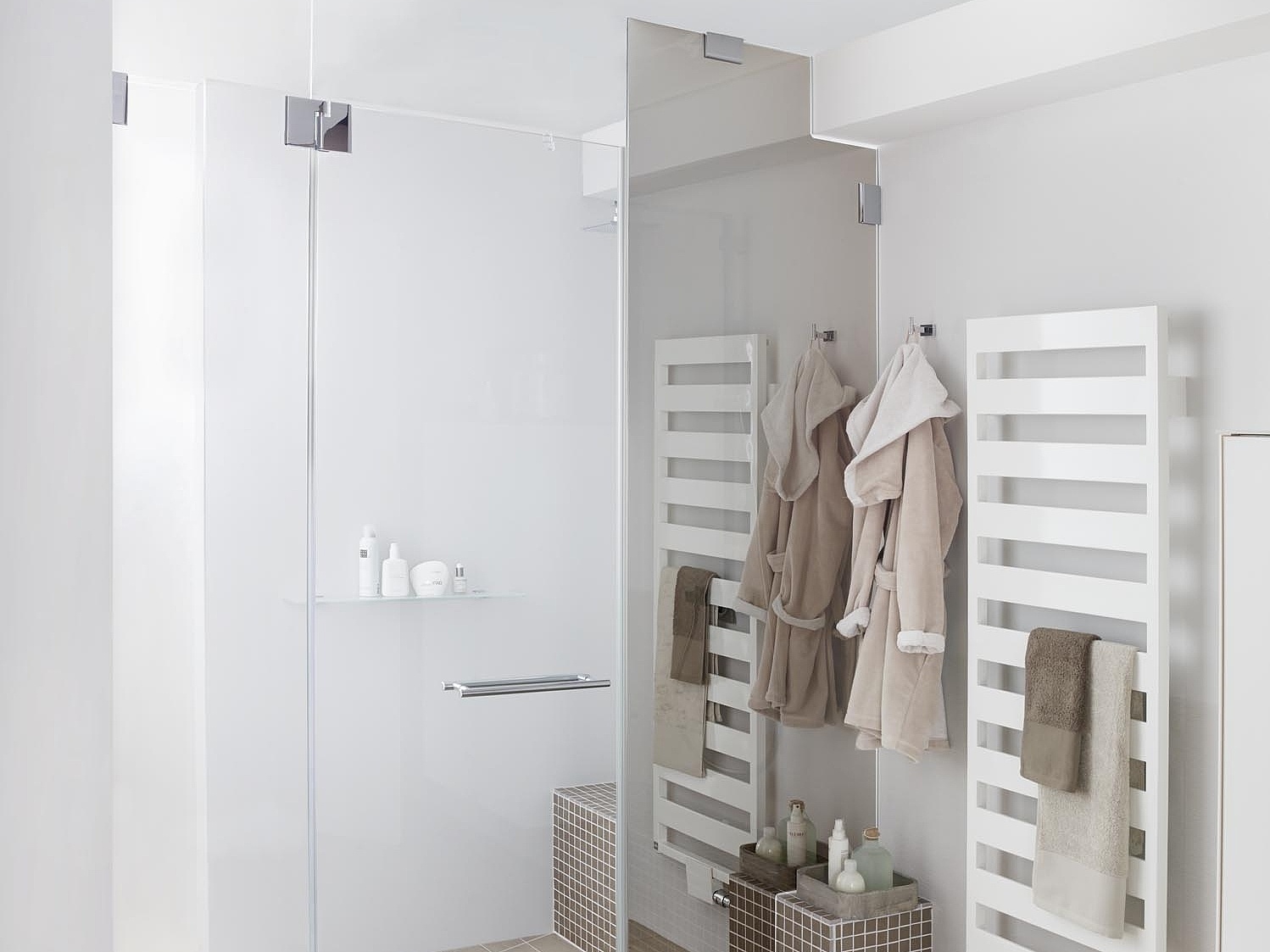 Paroi de douche Kermi avec PASA avec verre miroir et découpes via EXTRA