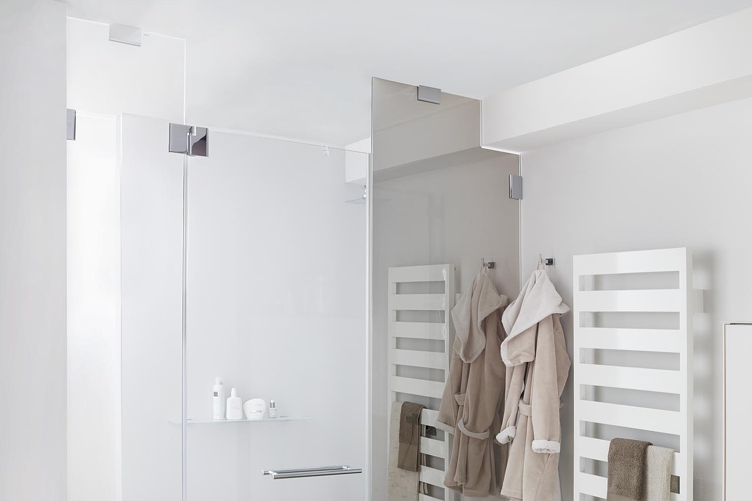 Kermi Duschdesign Duschkabine PASA mit Spiegelglas und Ausschnitten über EXTRA