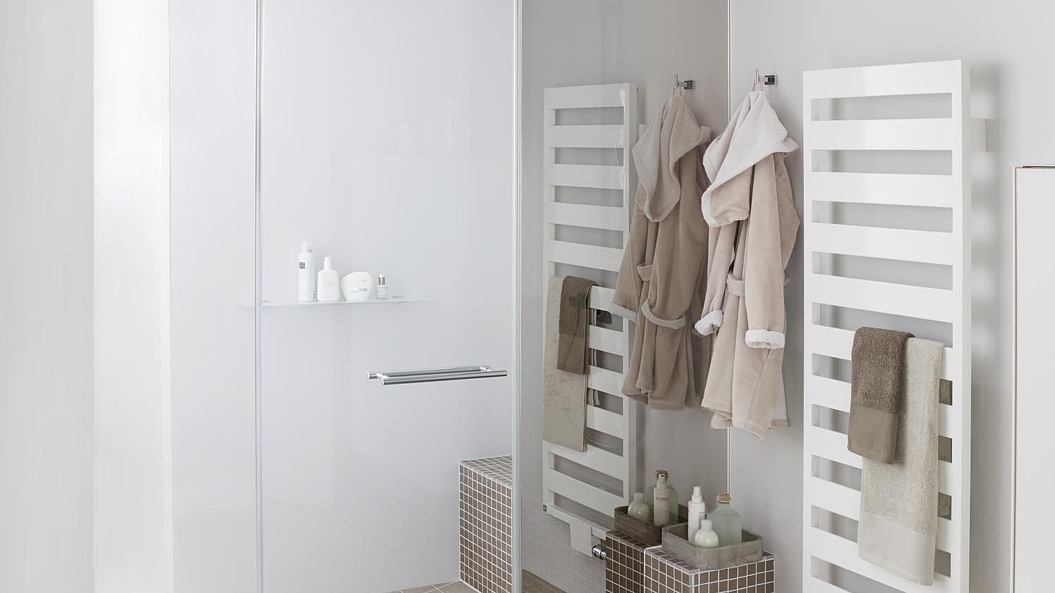 Kermi Duschkabine PASA mit Spiegelglas und Ausschnitten über EXTRA