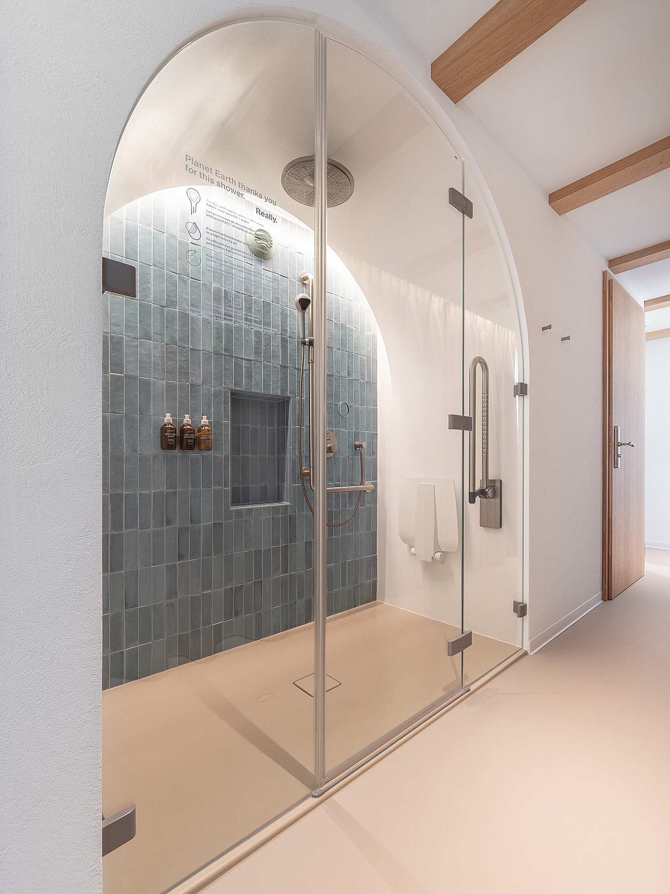 Kermi Duschdesign Referenz Hotel Cigogne in St. Ursanne - Beschlag-Duschkabine MENA in Nische als Sonderlösung über EXTRA