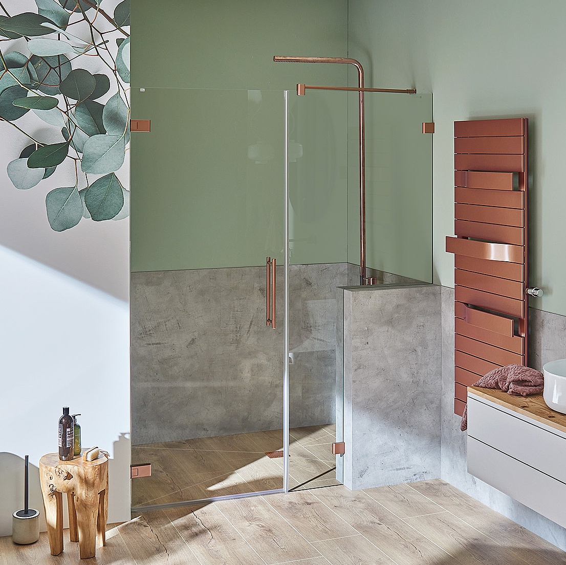 Paroi de douche à charnière Kermi avec porte pivotante MENA à 1 vantail et élément fixe avec découpe sur mur saillant en Classic Copper via EXTRA