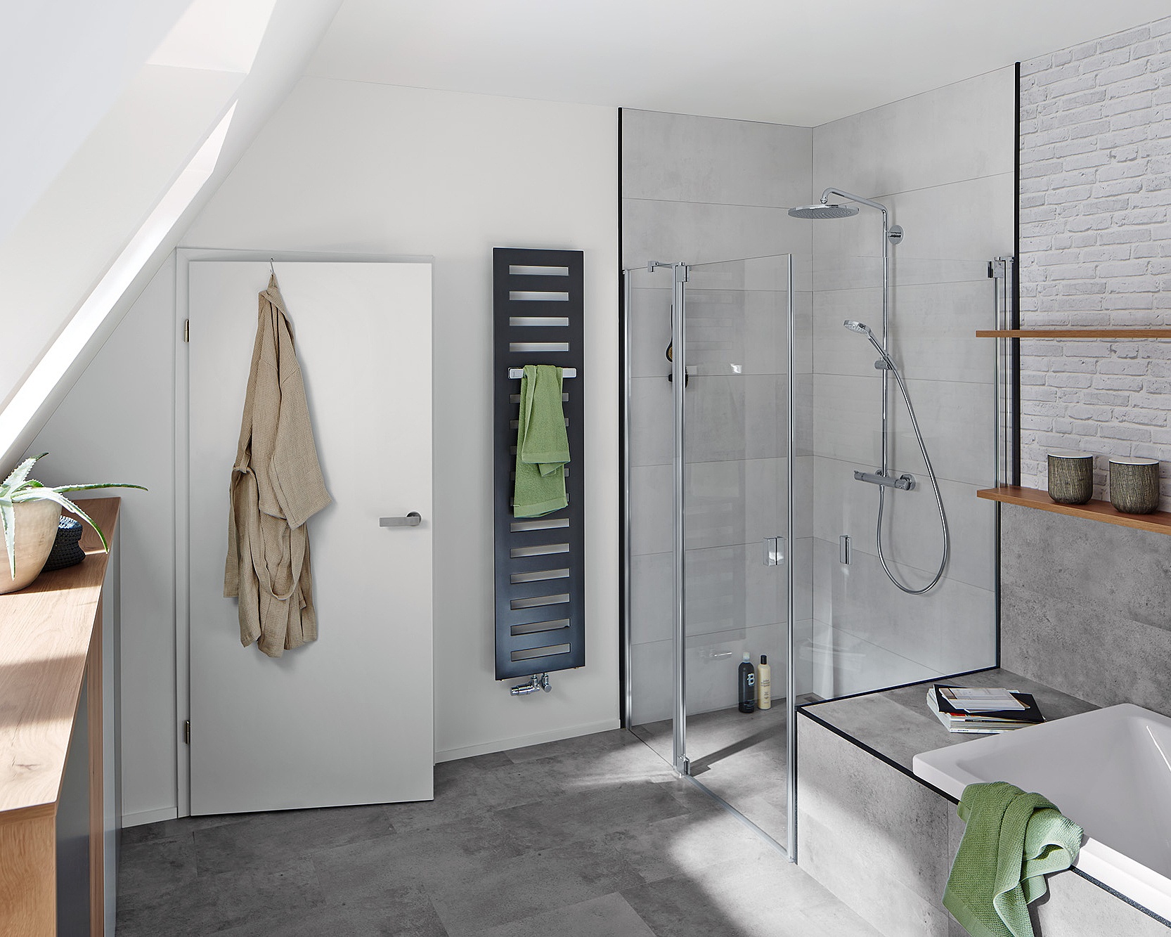 RAYA single-panel hinged door with fixed panel, next to bath tub