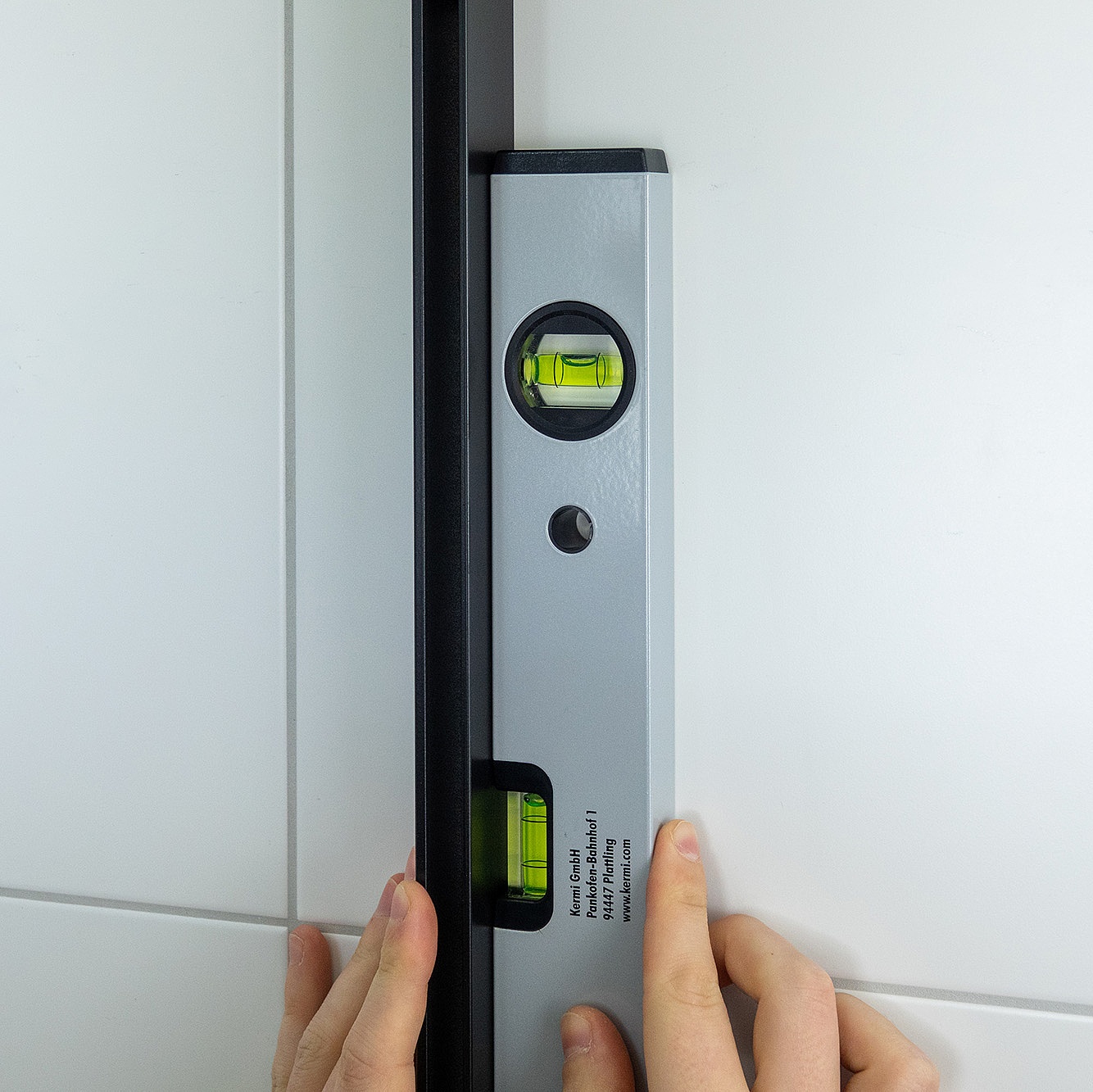 Kermi Befestigungsmöglichkeit KermiGLUE Montage - Ausrichtung Profil WALK-IN XB