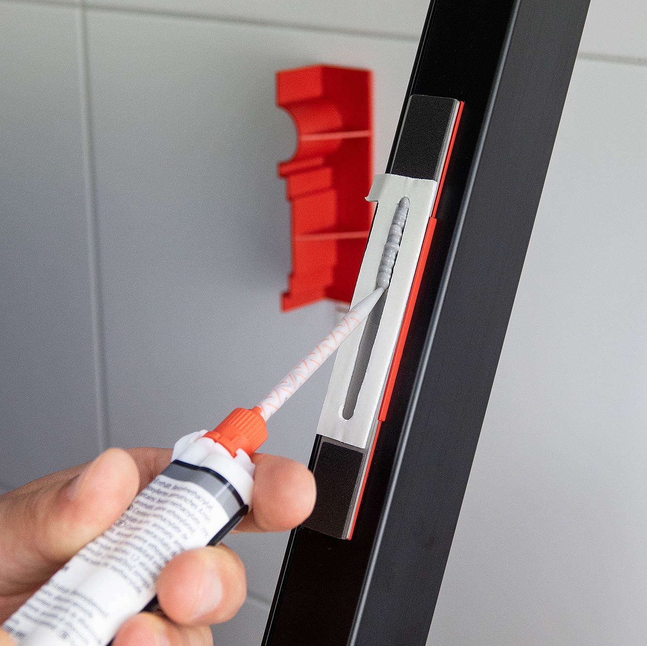 Kermi Befestigungsmöglichkeit KermiGLUE Montage - Auftragen Klebstoff LIGA