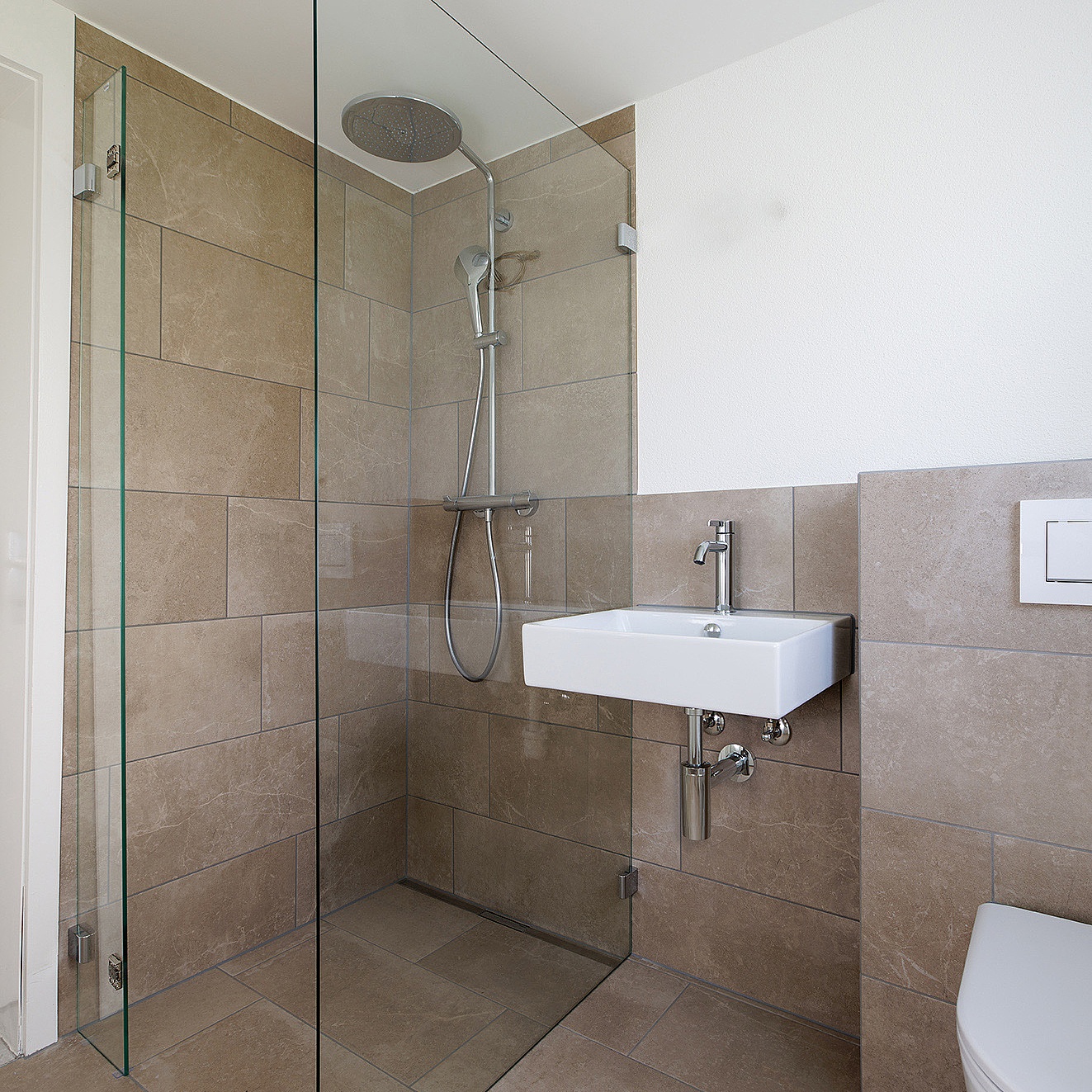 Kermi Duschdesign Referenzobjekt Badumbau im Rheinthal Montage der MENA Seitenwand