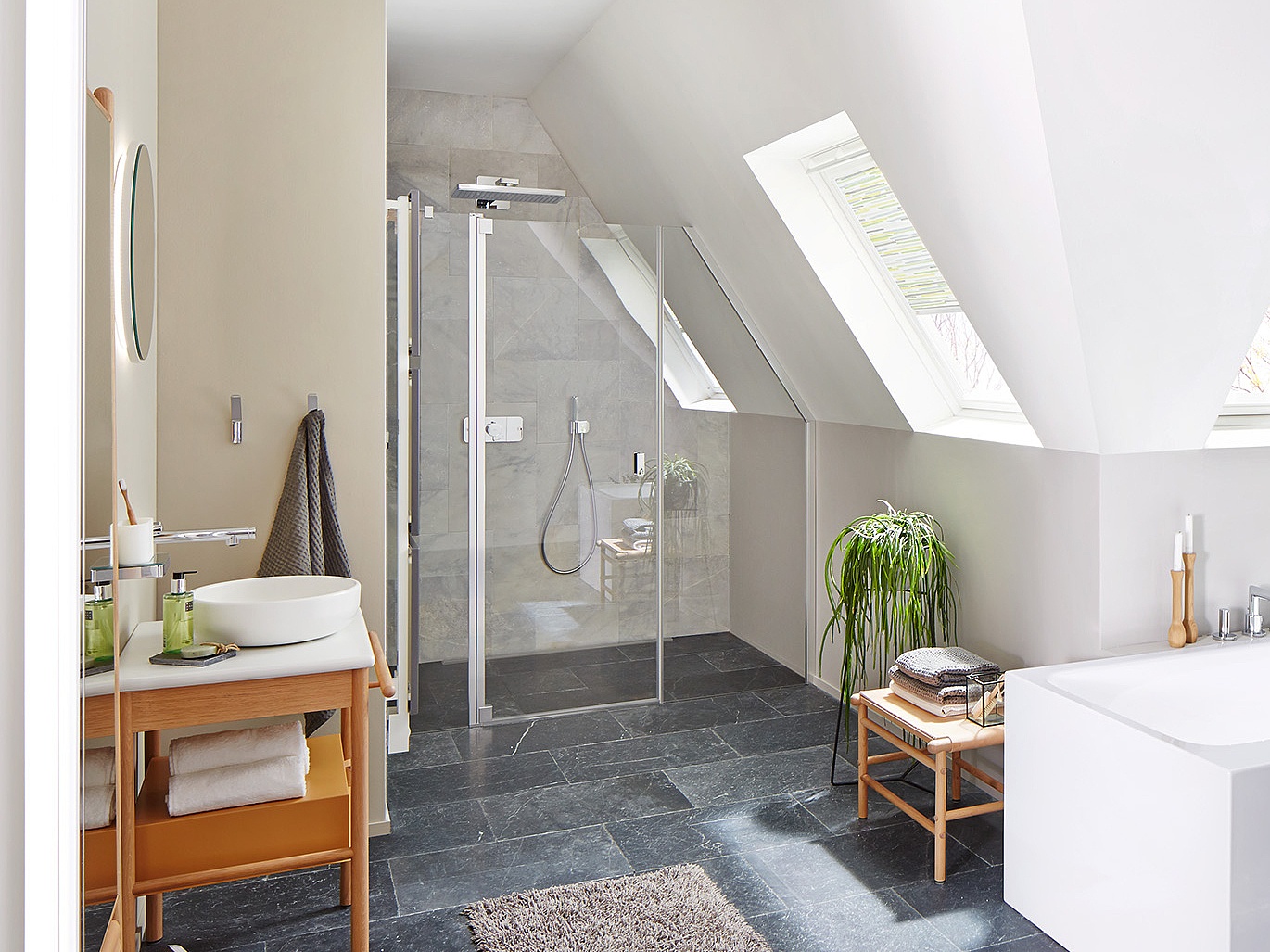 Receveur de douche Kermi LINE salle de bains sous le toit