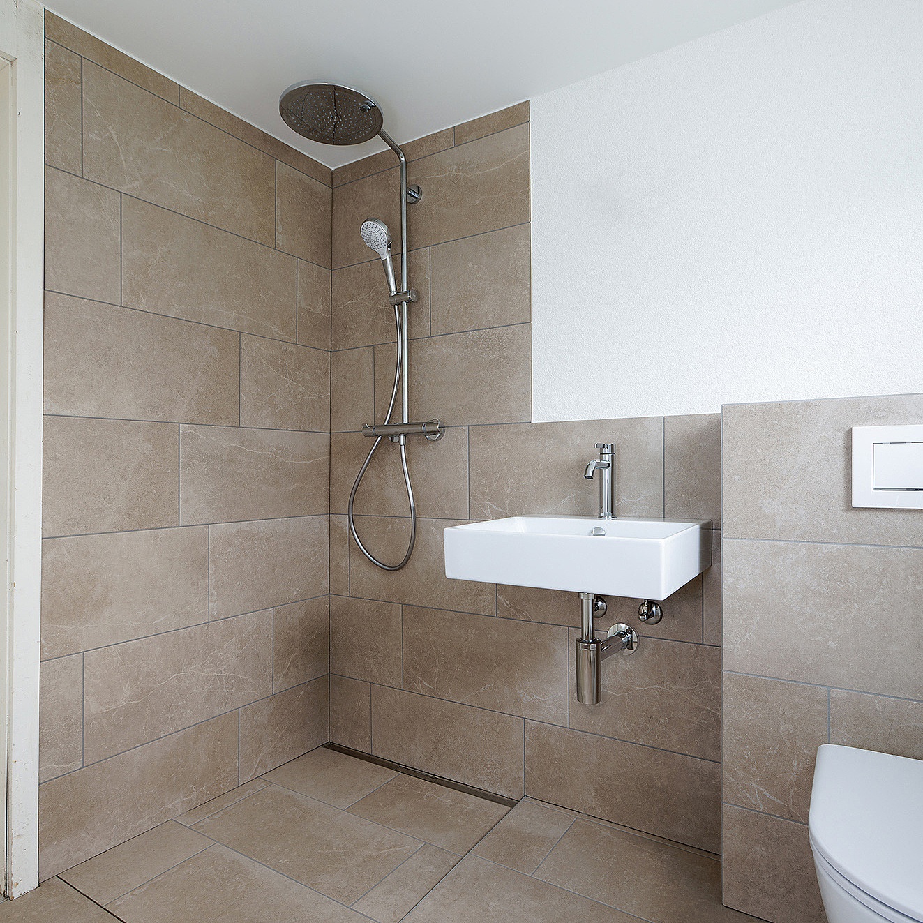 Kermi Duschdesign Referenzobjekt Badumbau im Rheinthal Installation des Vorwandsystems