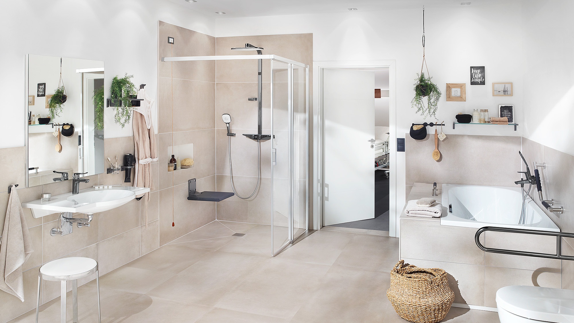 Solution de salle de bains accessible aux PMR Kermi avec paroi de douche à profilé LIGA 