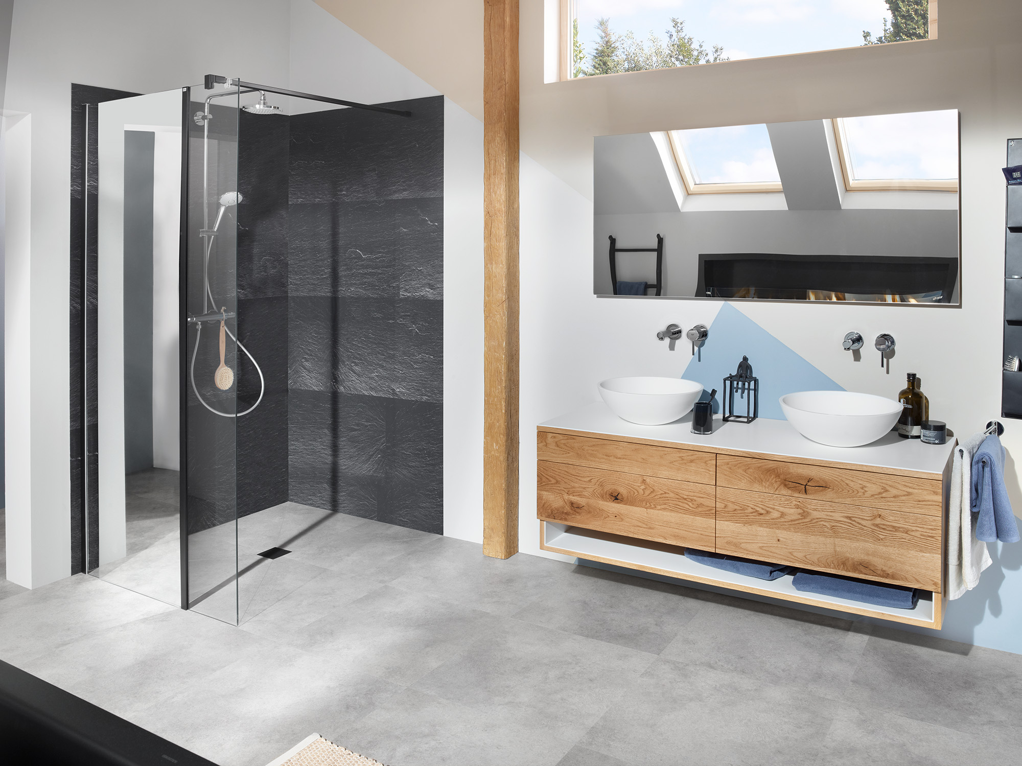 Profilowa kabina prysznicowa Kermi WALK-IN XB, pole stałe w rzędzie, w połączeniu z WALK-IN-XB Wall ze szkłem lustrzanym i drzwiami wahadłowymi PEGA 1-skrzydłowymi z polem stałym na wymiar